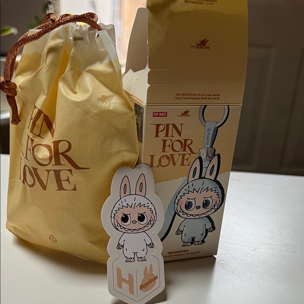 Labubu Pin For Love
confirmed “H”
Authentic NIB
